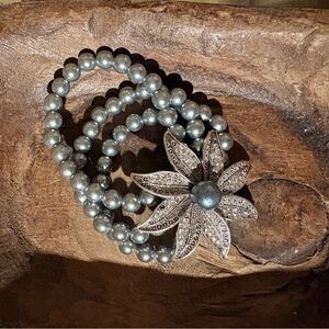 Elegant Gray Pearl Flower Necklace